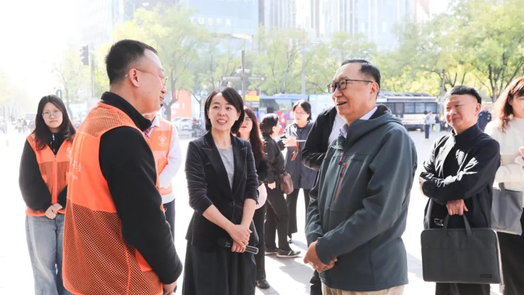 调研人员在三里屯国际志愿服务站现场交流。图片由用户提供,来源为原报道。