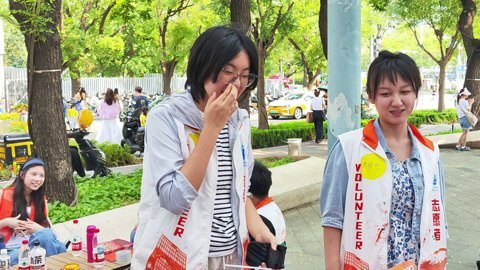 学生在街区服务点收集用户反馈