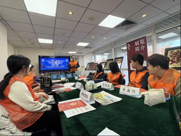 青少年学员在服务站进行实地访谈