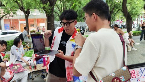学生在服务点用电脑展示和验证方案
