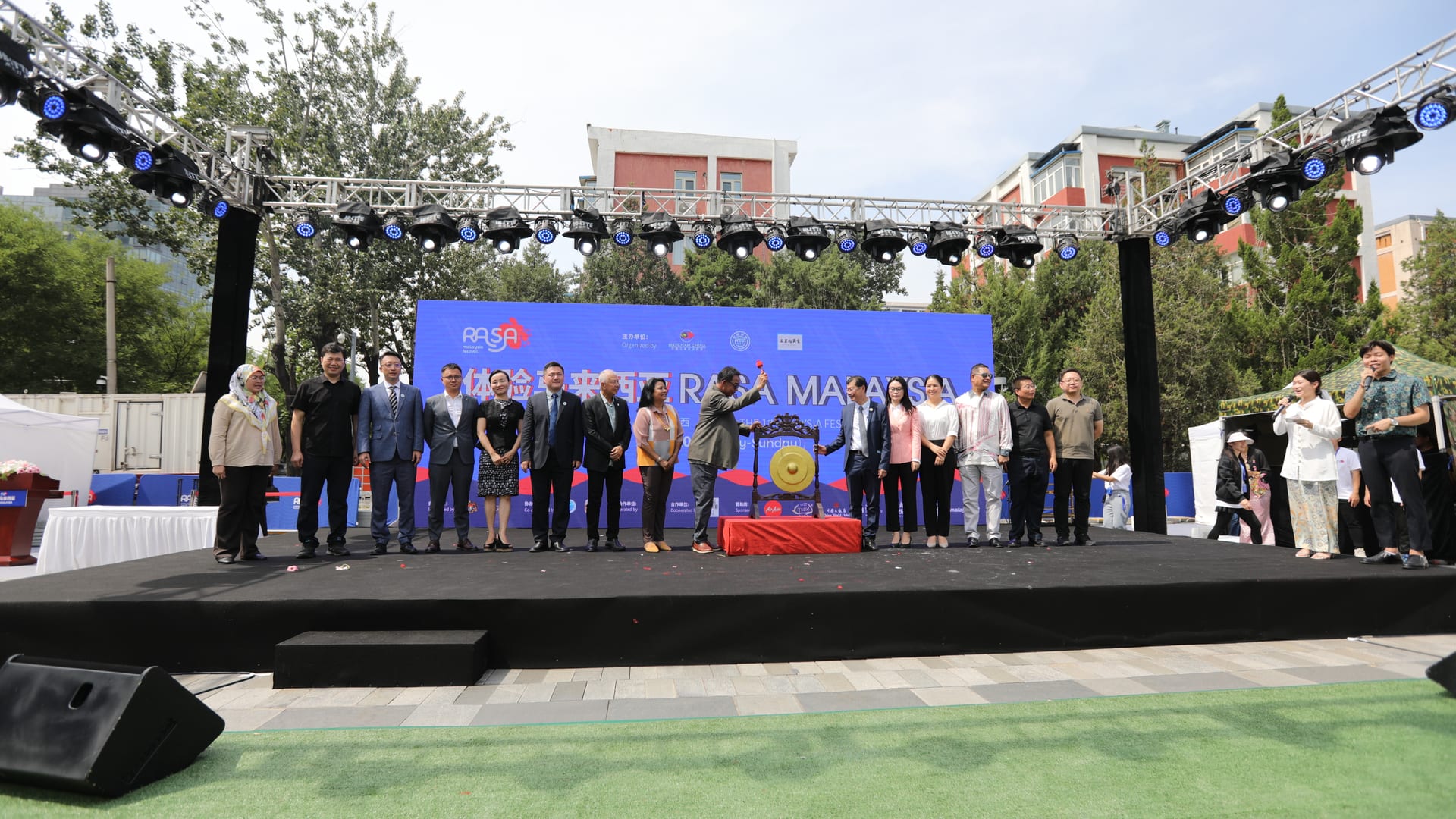 三里屯国际志愿服务小屋现场