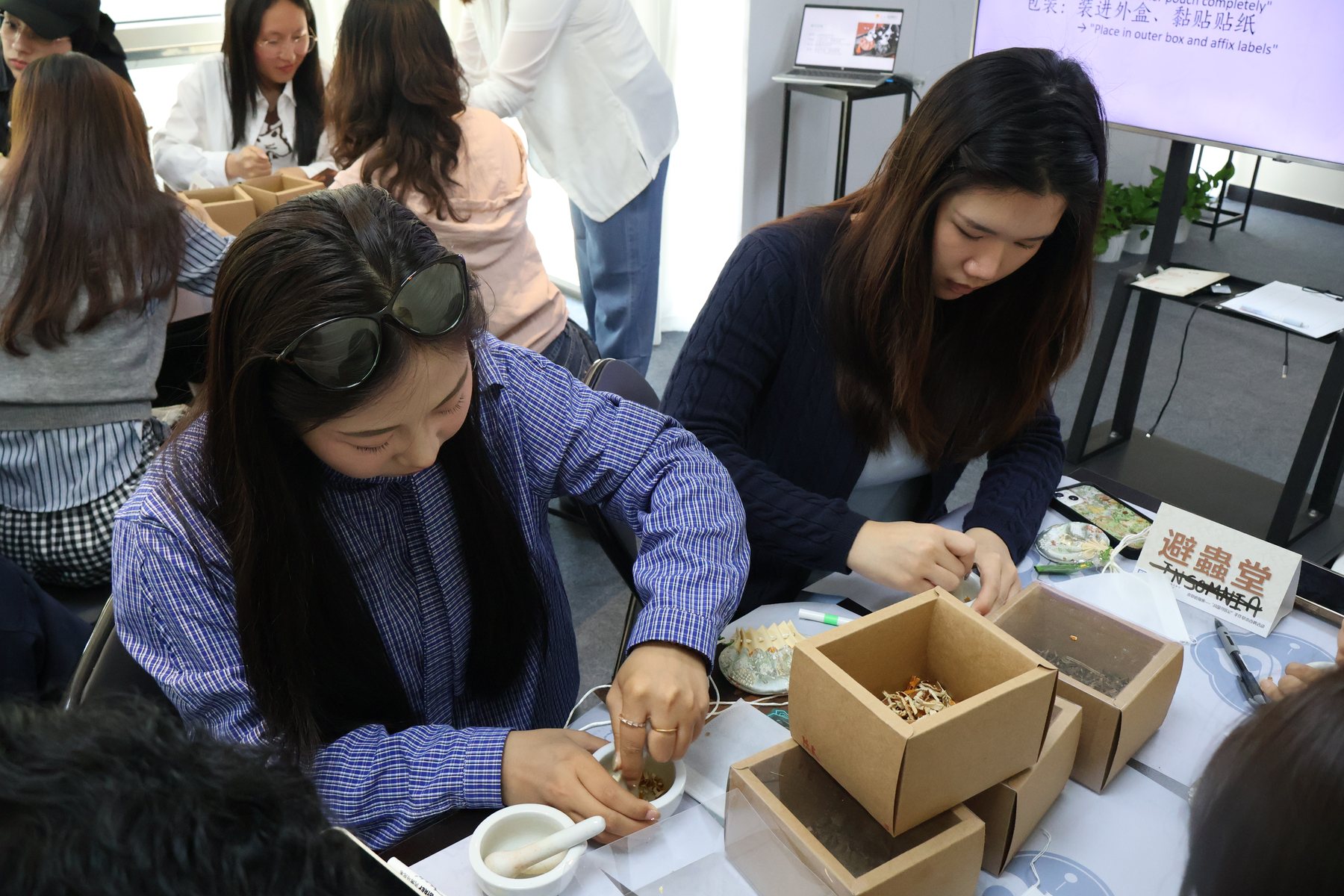 青年志愿者在培训中制作服务材料