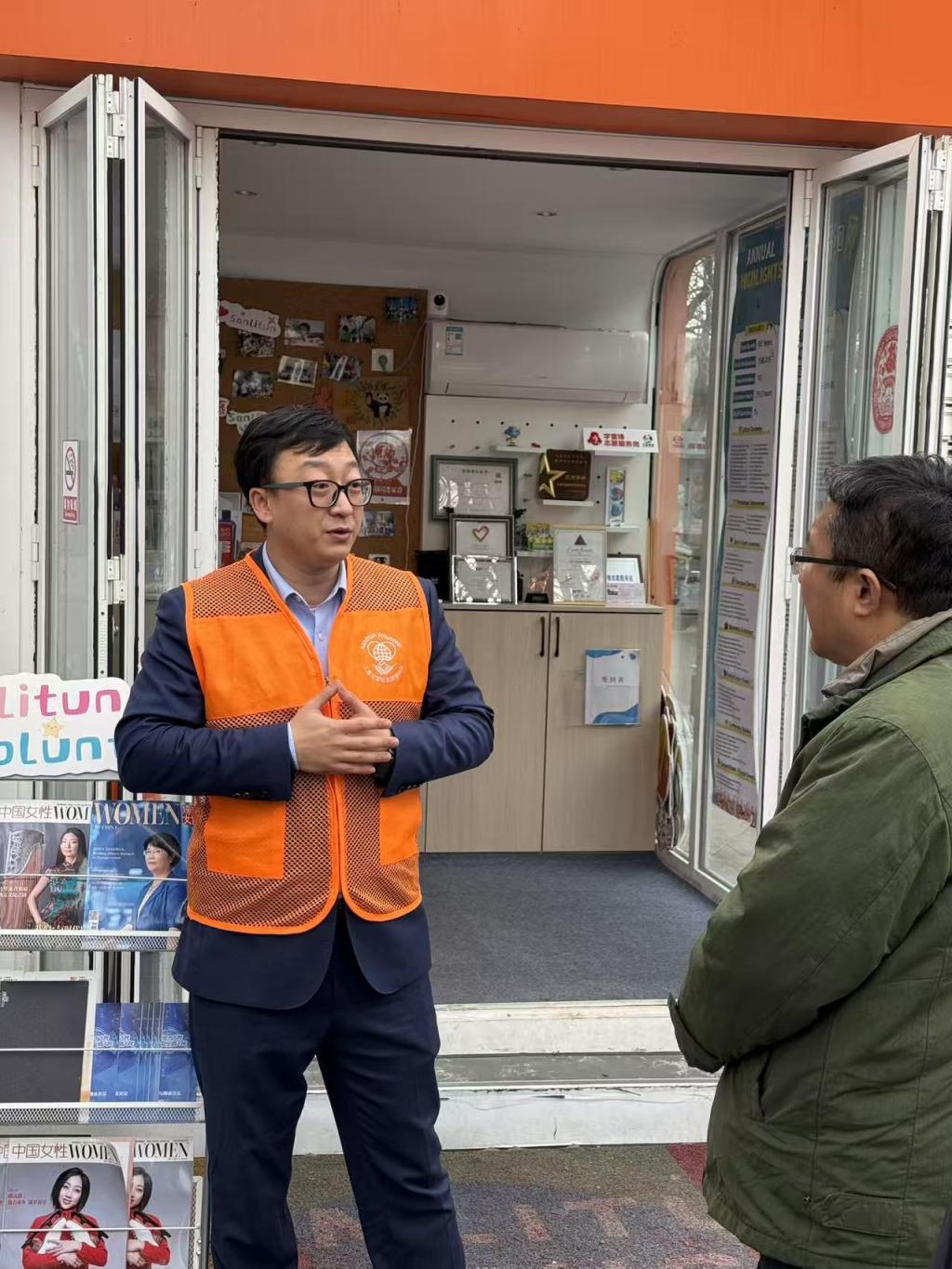 袁乾铭 Adam Yuan 在三里屯国际志愿服务小屋介绍国际志愿服务体系