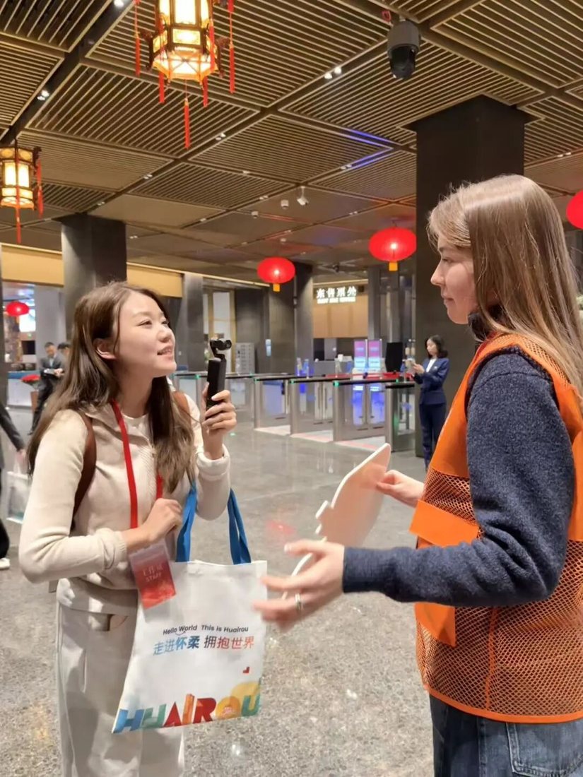 面向国际记者介绍三里屯志愿服务
