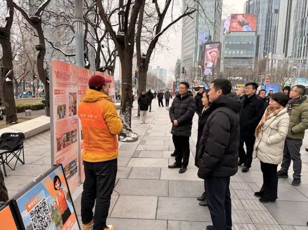 橙色志愿者把服务说明带到街区一线