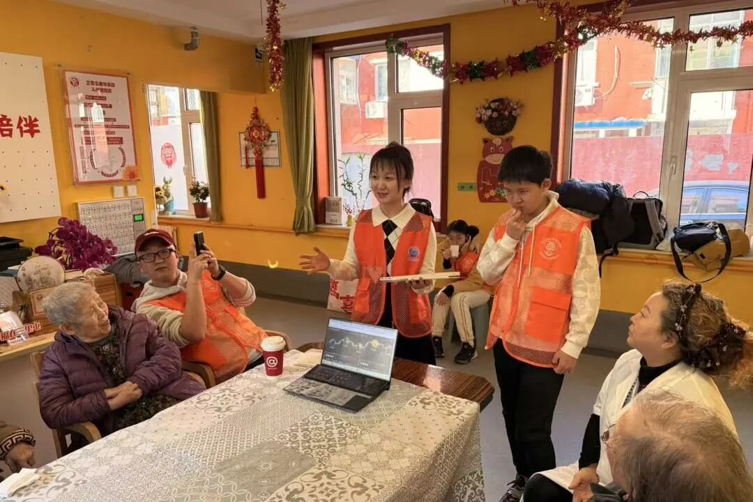 志愿者走进社区开展春节文化服务