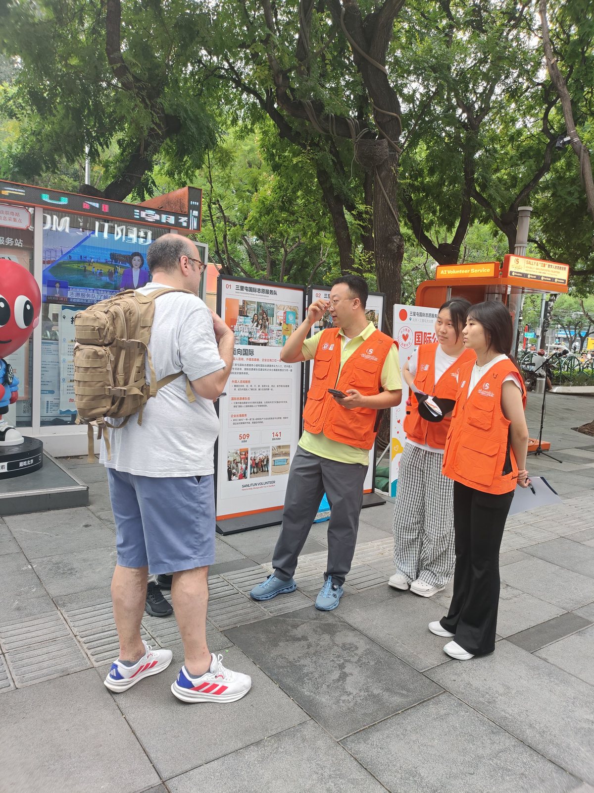 李梓语参与三里屯国际志愿服务现场沟通