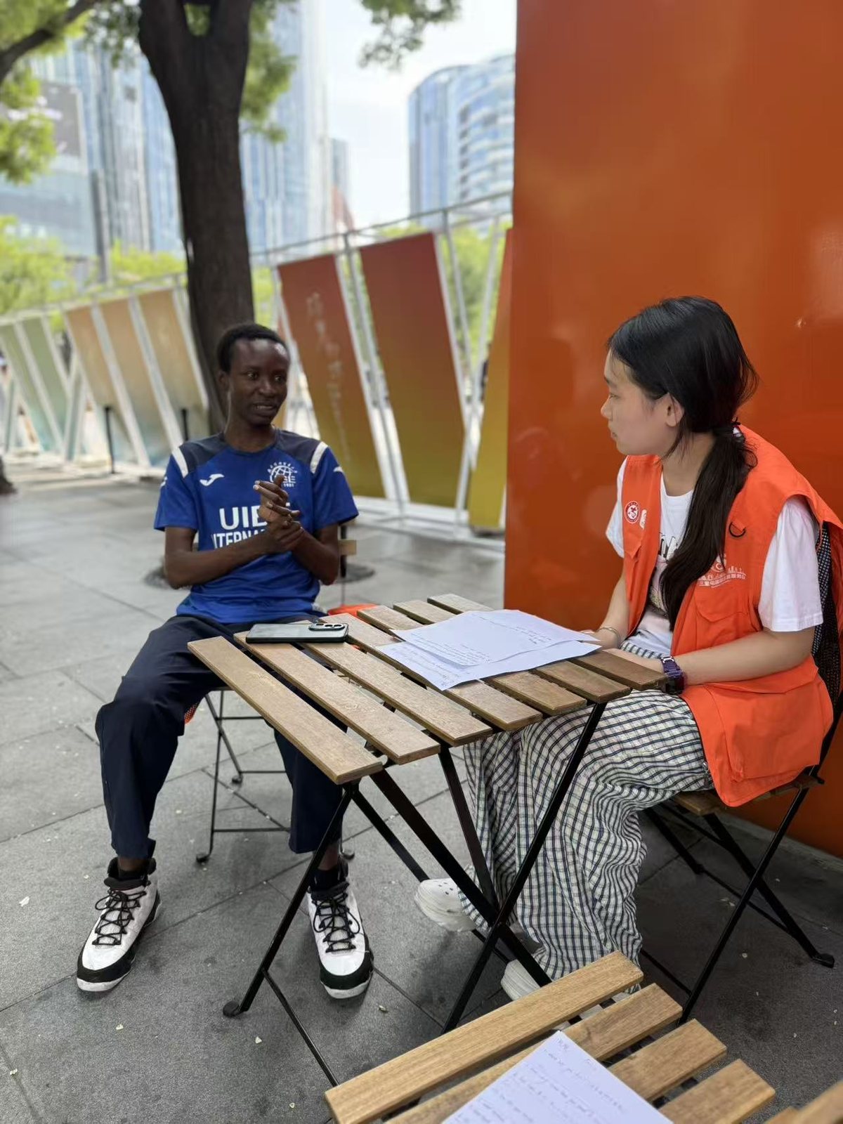 李梓语与外籍访客进行调研访谈